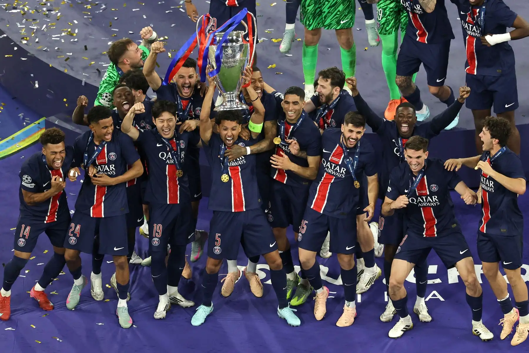 El capitán del PSG, Marquinhos, levanta el trofeo tras la victoria de su equipo en la final de la UEFA Champions League entre el Paris Saint-Germain y el Inter de Milán en Múnich, Alemania, el 31 de mayo de 2025. El PSG ganó 5-0. 
Foto: EFE