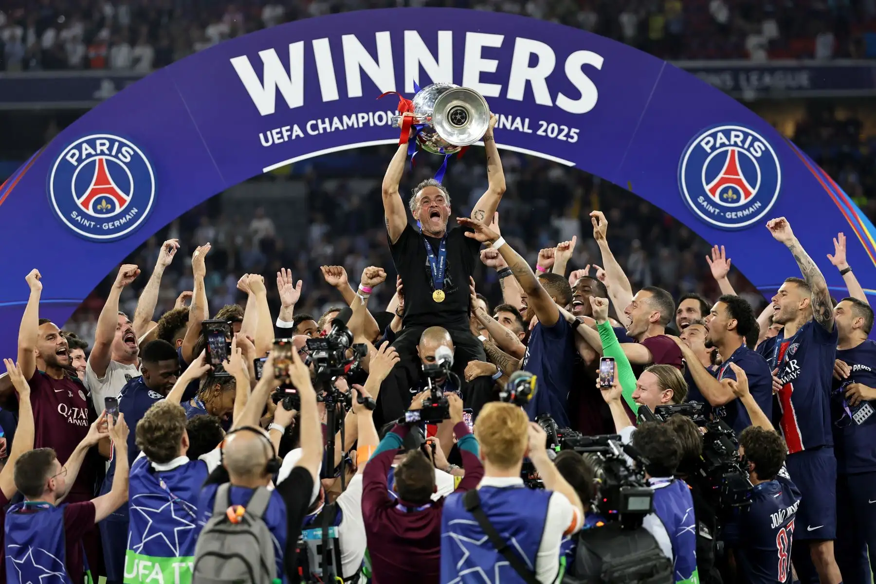 El entrenador del PSG, Luis Enrique, levanta el trofeo tras la victoria del equipo en la final de la UEFA Champions League entre el Paris Saint-Germain y el Inter de Milán en Múnich, Alemania.
Foto_ EFE