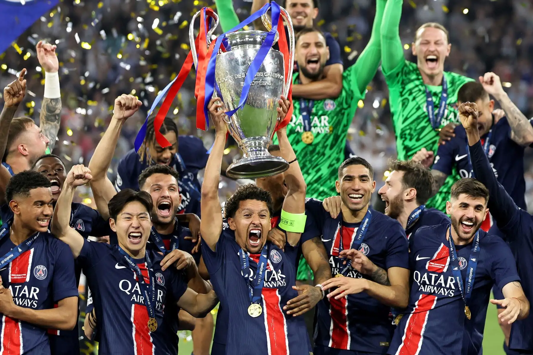 El capitán del PSG, Marquinhos, levanta el trofeo tras la victoria de su equipo en la final de la UEFA Champions League entre el Paris Saint-Germain y el Inter de Milán en Múnich, Alemania.
Foto: EFE