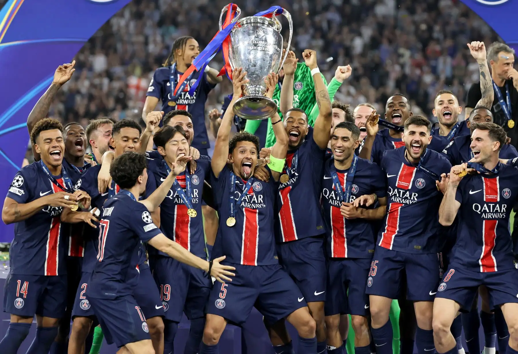 El capitán del PSG, Marquinhos, levanta el trofeo tras la victoria de su equipo en la final de la UEFA Champions League entre el Paris Saint-Germain y el Inter de Milán en Múnich, Alemania.
Foto: EFE