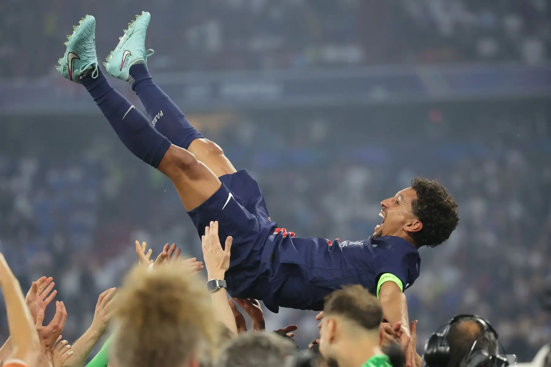 Marquinhos del PSG celebra tras ganar la final de la UEFA Champions League entre el Paris Saint-Germain y el Inter de Milán, en Múnich, Alemania.
Foto: EFE