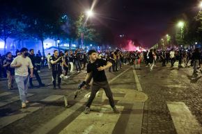 Aficionados del PSG en los Campos Elíseos después de que su equipo ganara la final de la Liga de Campeones. Foto: EFE.