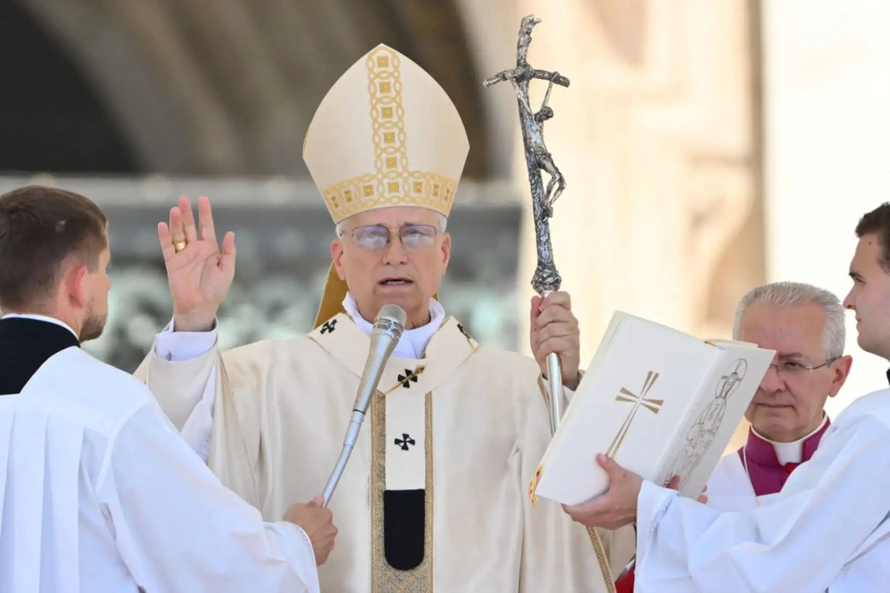 El Papa León XIV celebra el Regina Caeli tras la misa del Jubileo de las familias, los niños, los abuelos y los ancianos, en la plaza de San Pedro del Vaticano. Foto: AFP