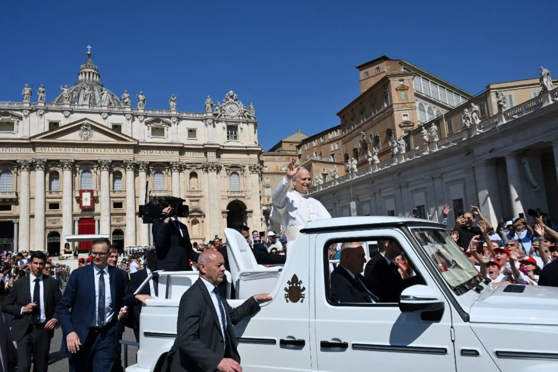 El Papa León XIV saluda a la multitud durante la misa del Jubileo de las familias, niños, abuelos y ancianos, en la plaza de San Pedro del Vaticano. Foto: AFP
