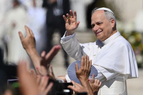 El Papa León XIV saluda a la multitud durante la misa del Jubileo de las familias, niños, abuelos y ancianos, en la plaza de San Pedro del Vaticano. Foto: AFP