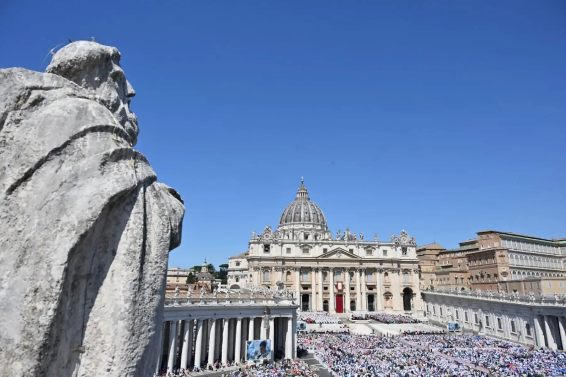 El Papa León XIV saluda a la multitud durante la misa del Jubileo de las familias, niños, abuelos y ancianos, en la plaza de San Pedro del Vaticano. Foto: AFP