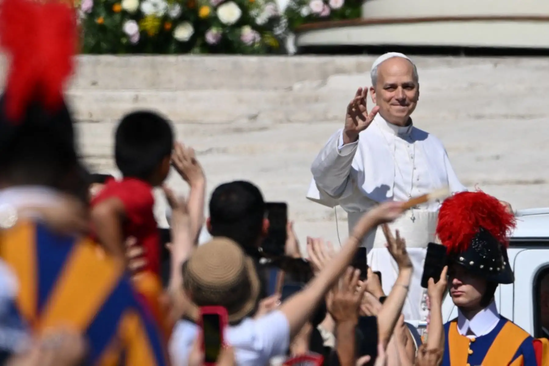 El Papa León XIV saluda a la multitud durante la misa del Jubileo de las familias, niños, abuelos y ancianos, en la plaza de San Pedro del Vaticano. Foto: AFP