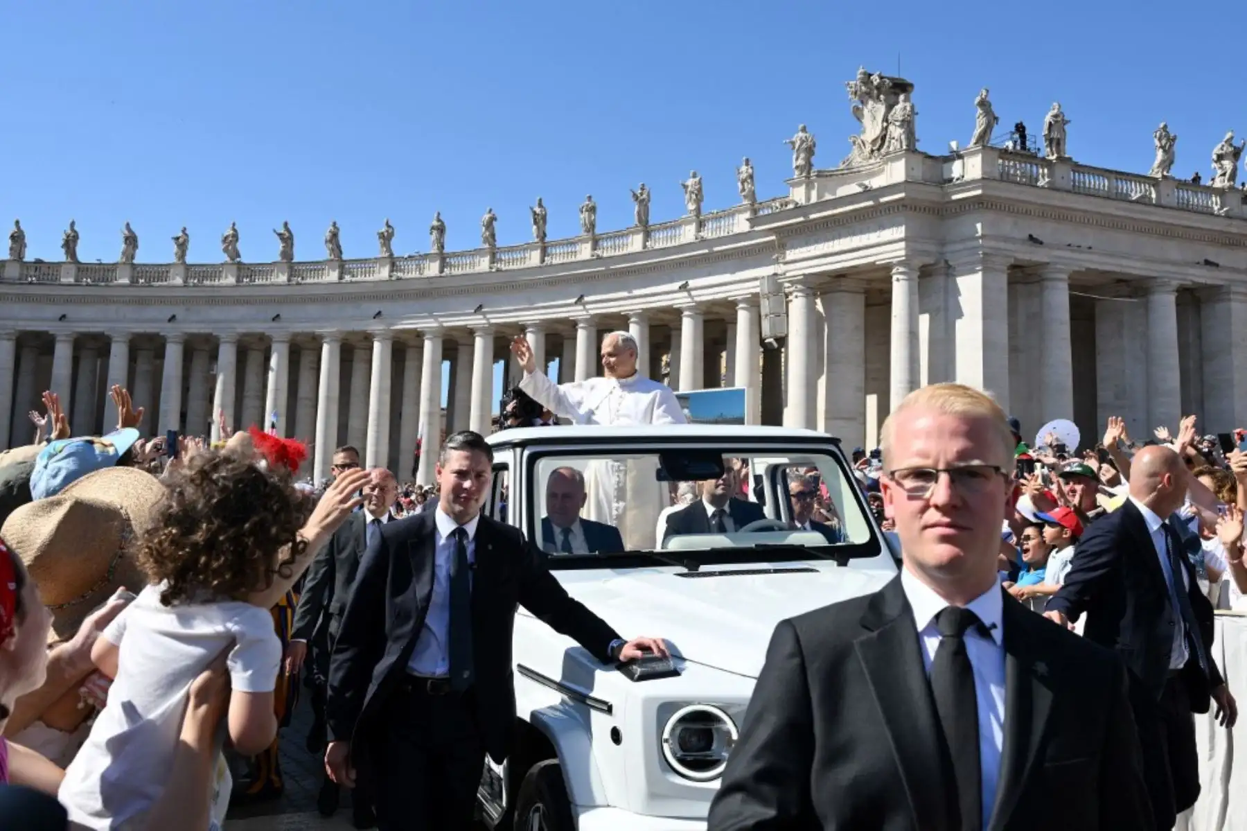 El Papa León XIV saluda a la multitud durante la misa del Jubileo de las familias, niños, abuelos y ancianos, en la plaza de San Pedro del Vaticano. Foto: AFP