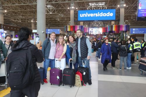 Con entusiasmo, pasajeros y trabajadores presencian el inicio de operaciones del nuevo Aeropuerto Jorge Chávez