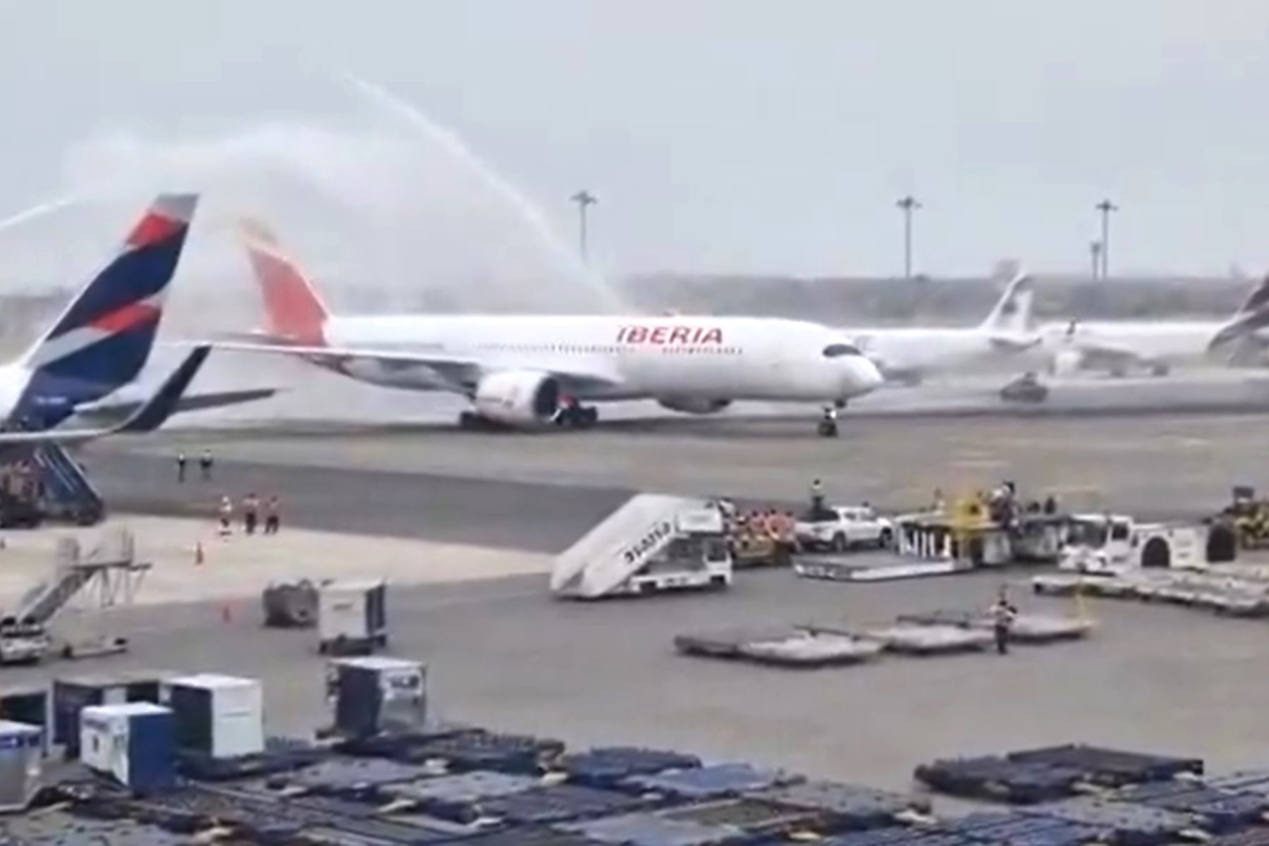 Con simbólico cruce de aguas fue recibido el avión de Iberia, el primero en aterrizar en el nuevo terminal de la Av. Morales Duárez. Imagen: ANDINA/Difusión