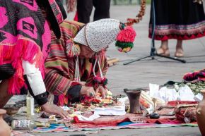 La ofrenda a la Pachamama marca un hito importante para cusqueños, pues desde ya, los habitantes de la ciudad capital y cusqueñistas se alistan para saludar a Cusco con diversos manifestaciones culturales, académicas, educativas entre otras. Cortesía:  Luis Castillo.