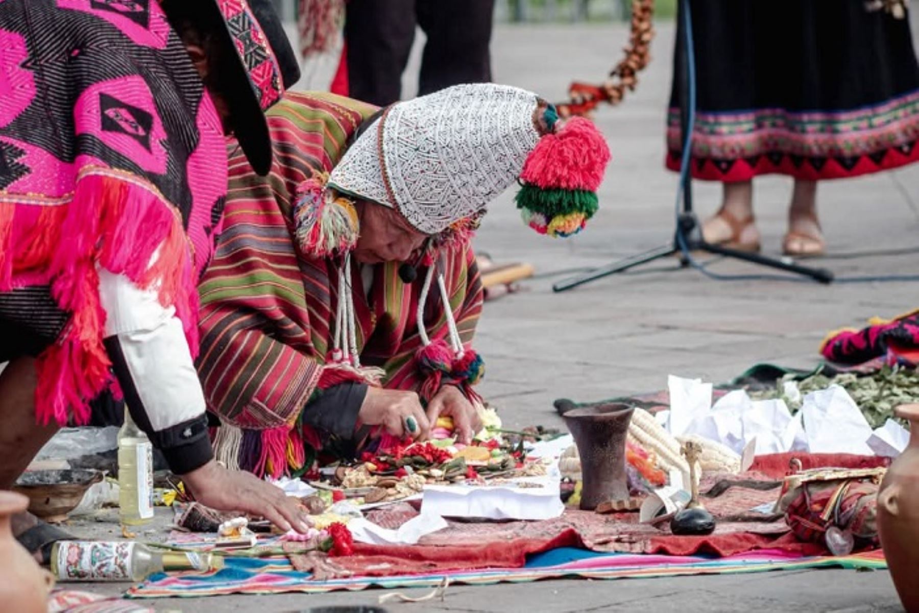 La ofrenda a la Pachamama marca un hito importante para cusqueños, pues desde ya, los habitantes de la ciudad capital y cusqueñistas se alistan para saludar a Cusco con diversos manifestaciones culturales, académicas, educativas entre otras. Cortesía:  Luis Castillo.