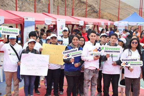 Jóvenes de Puente Piedra se inscribieron para recibir capacitación laboral del MTPE y conseguir empleo formal. Foto: ANDINA/Difusión