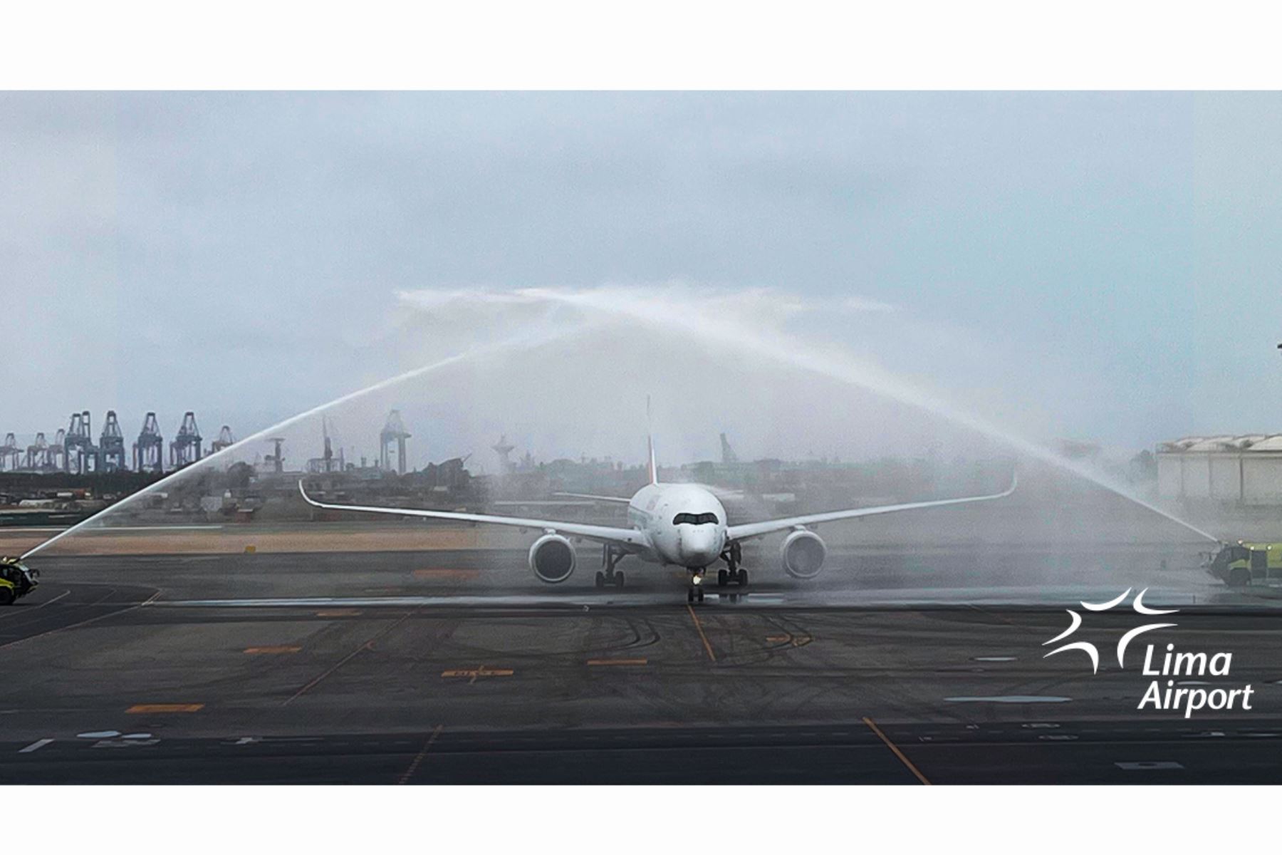 Con simbólico cruce de aguas fue recibido el avión de Iberia, el primero en aterrizar en el nuevo terminal de la Av. Morales Duárez. Imagen: ANDINA/Difusión