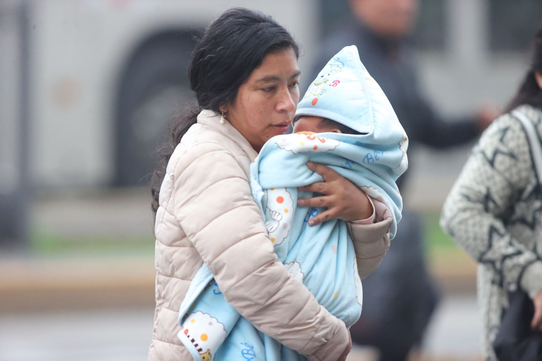 Durante la temporada de invierno, muchas madres de familia optan por abrigar demasiado a sus hijos. Foto:ANDINA/Melina Mejía