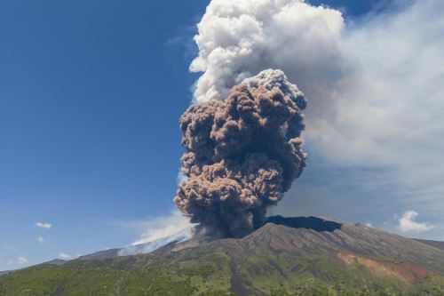 El volcán Etna entra nuevamente en erupción con potentes explosiones y columnas de humo