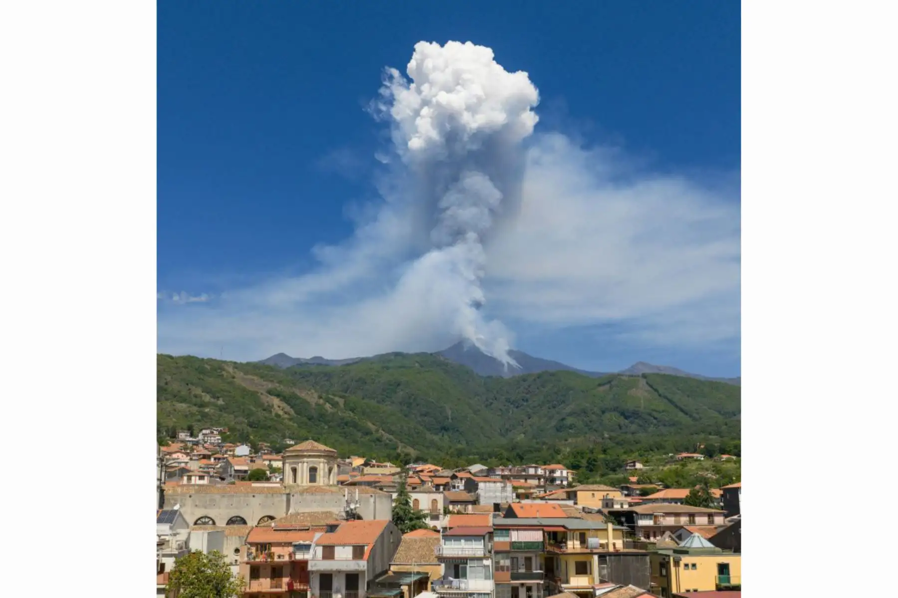 El Instituto Nacional de Geofísica y Vulcanología (INGV) está controlando la situación y, en su último boletín, ha confirmado con sus cámaras térmicas la presencia de flujos piroclásticos, coladas con lava y gases que se mueve a nivel de suelo. Foto: AFP
