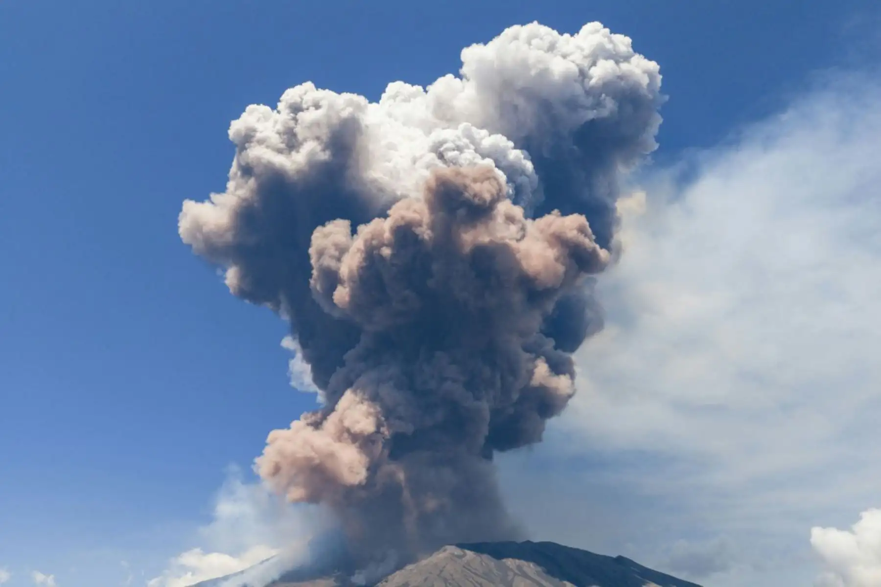 El flujo, explica el observatorio, probablemente se ha producido por el colapso de una parte del cráter sureste pero "el material caliente" "parece no haber sobrepasado" el Valle del León, que los excursionistas suelen franquear en su ascenso al Etna. Foto: AFP