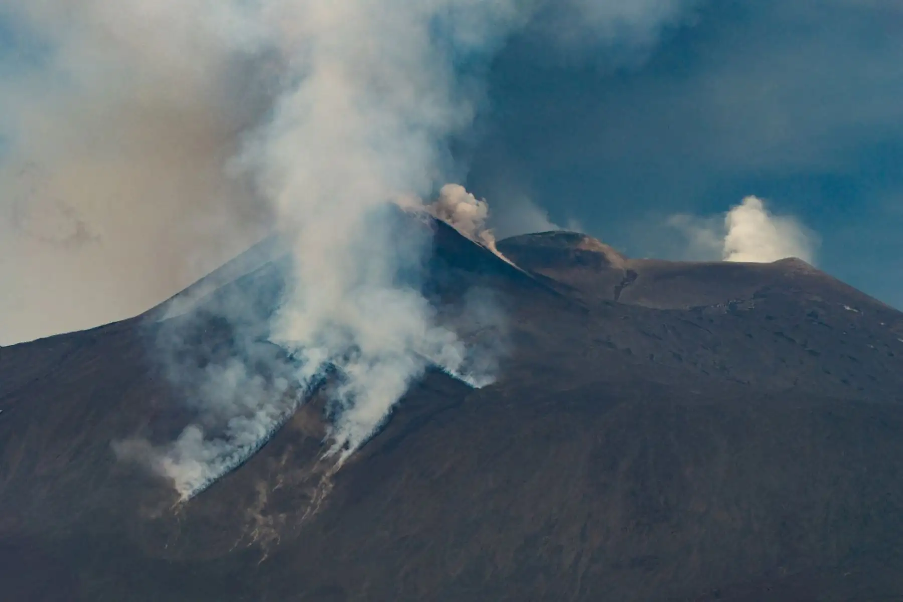 El flujo, explica el observatorio, probablemente se ha producido por el colapso de una parte del cráter sureste pero "el material caliente" "parece no haber sobrepasado" el Valle del León, que los excursionistas suelen franquear en su ascenso al Etna. Foto: AFP