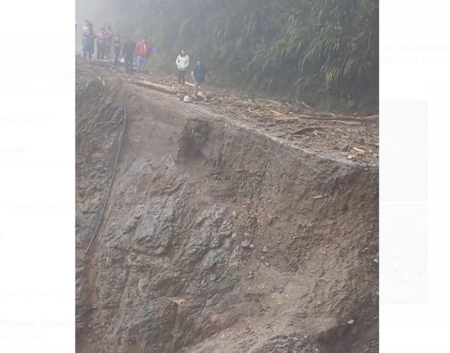 El huaico de grandes proporciones en Ayacucho arrastró a la camioneta a un abismo de más de 100 metros de profundidad. Seis personas fallecieron en esta tragedia. ANDINA/Difusión