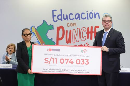 MINEDU suscribe convenios de colaboración con cuatro universidades para capacitar a 10 mil docentes
