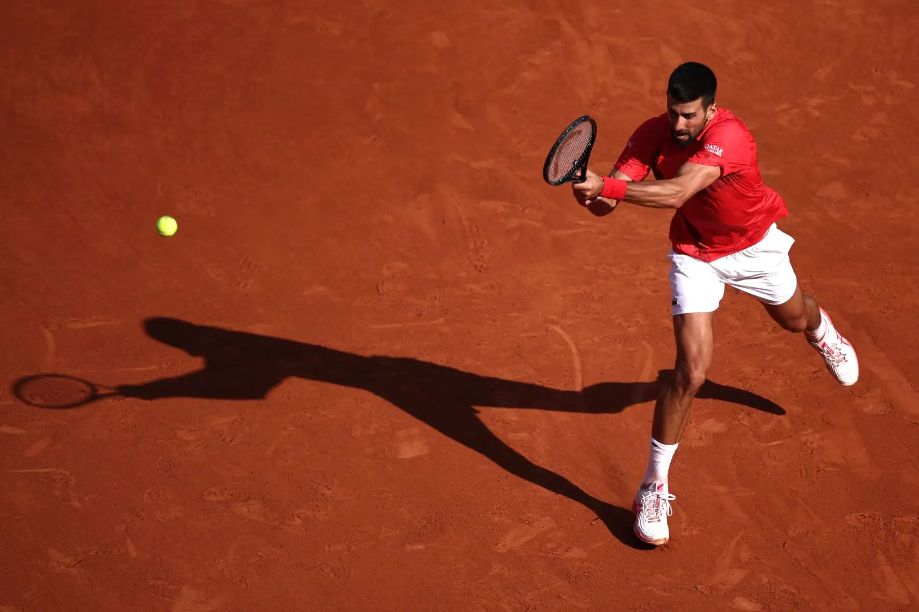 El serbio Novak Djokovic devuelve un revés al británico Cameron Norrie durante su partido individual masculino en el  Abierto de Francia en la cancha Philippe-Chatrier del complejo Roland-Garros en París.
Foto: AFP