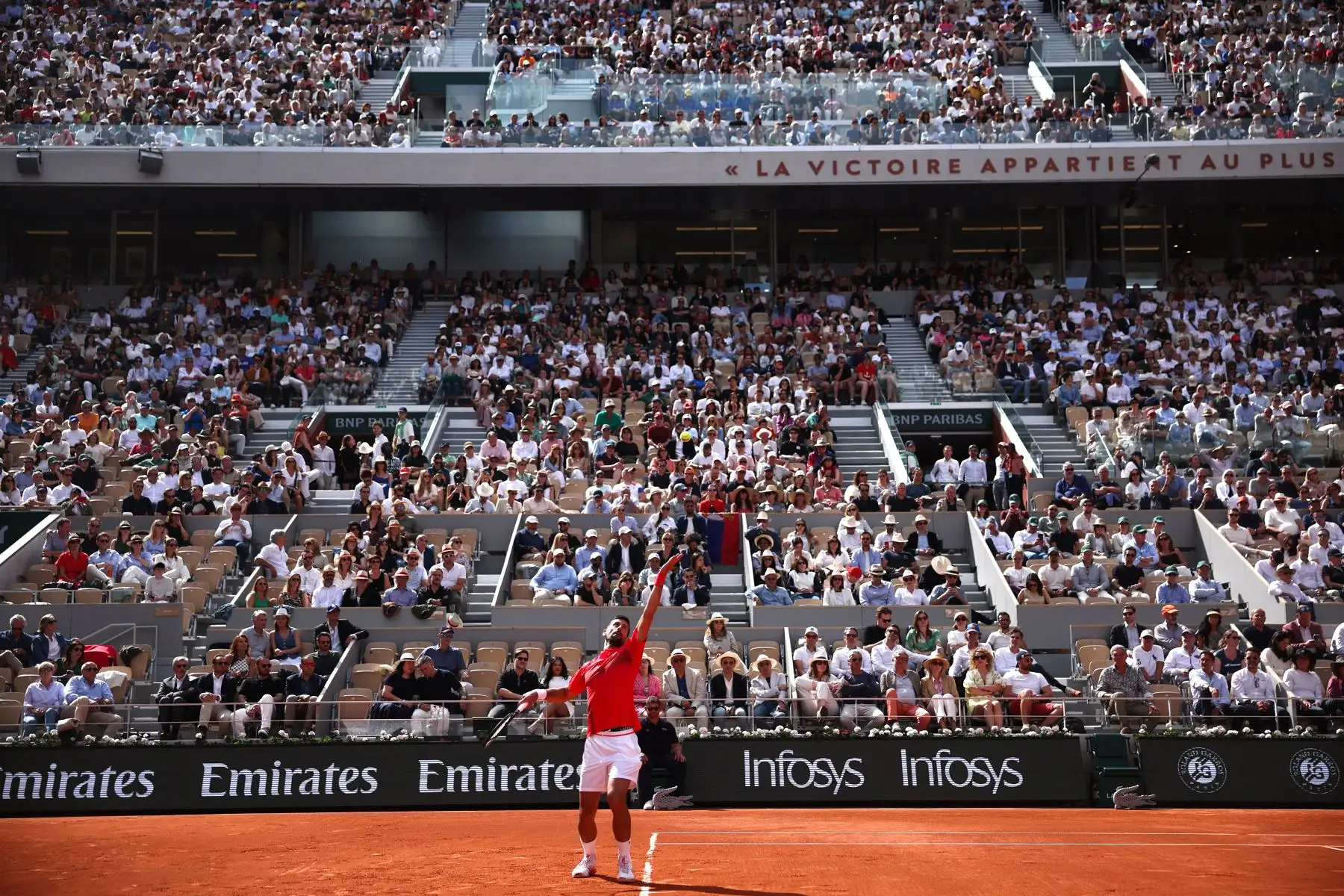 El serbio Novak Djokovic le sirve al británico Cameron Norrie durante su partido individual masculino en la novena jornada del Abierto de Francia, en la cancha Philippe-Chatrier del complejo Roland-Garros de París.
Foto: AFP