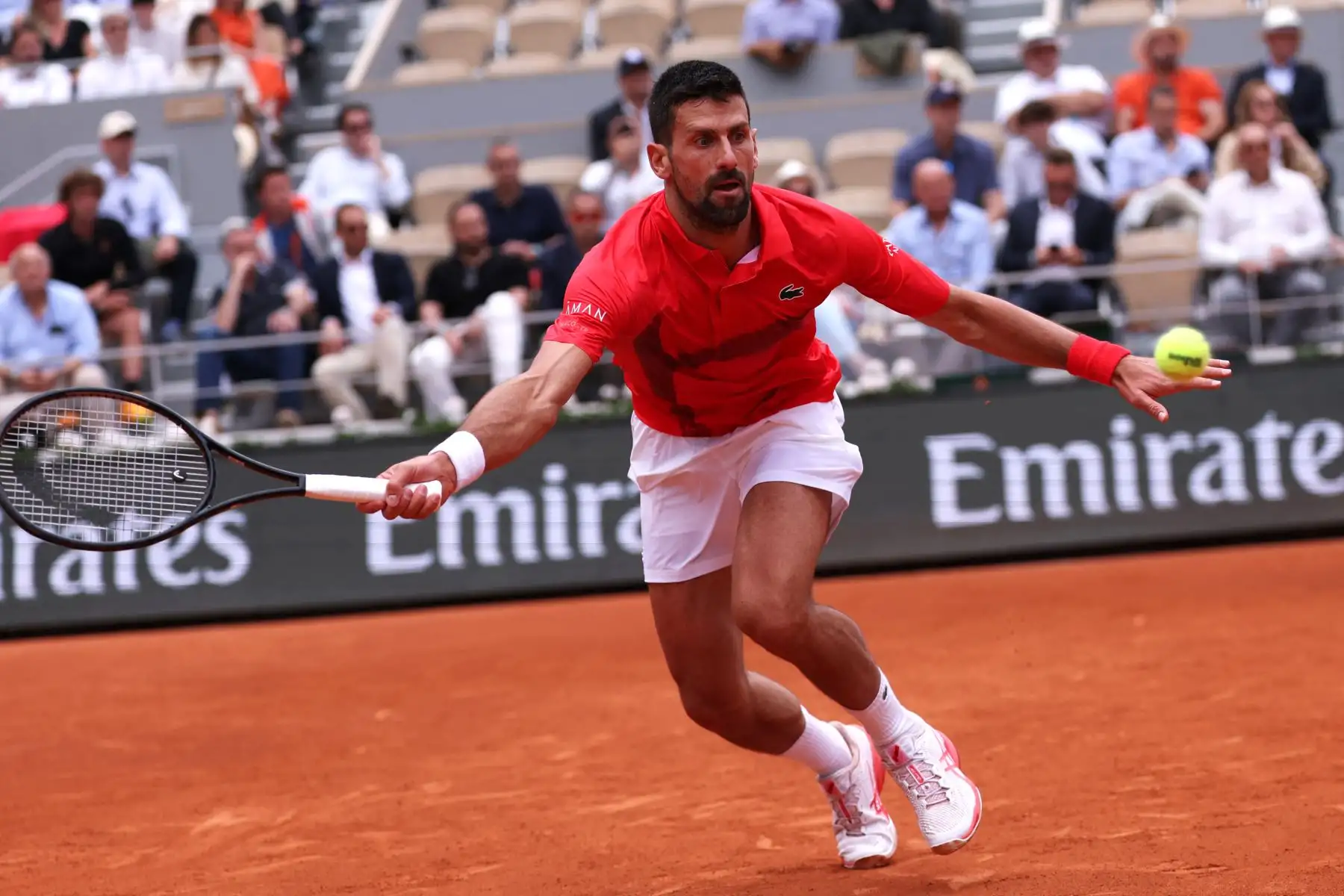 El serbio Novak Djokovic le sirve al británico Cameron Norrie durante su partido individual masculino en la novena jornada del Abierto de Francia, en la cancha Philippe-Chatrier del complejo Roland-Garros de París.
Foto: AFP