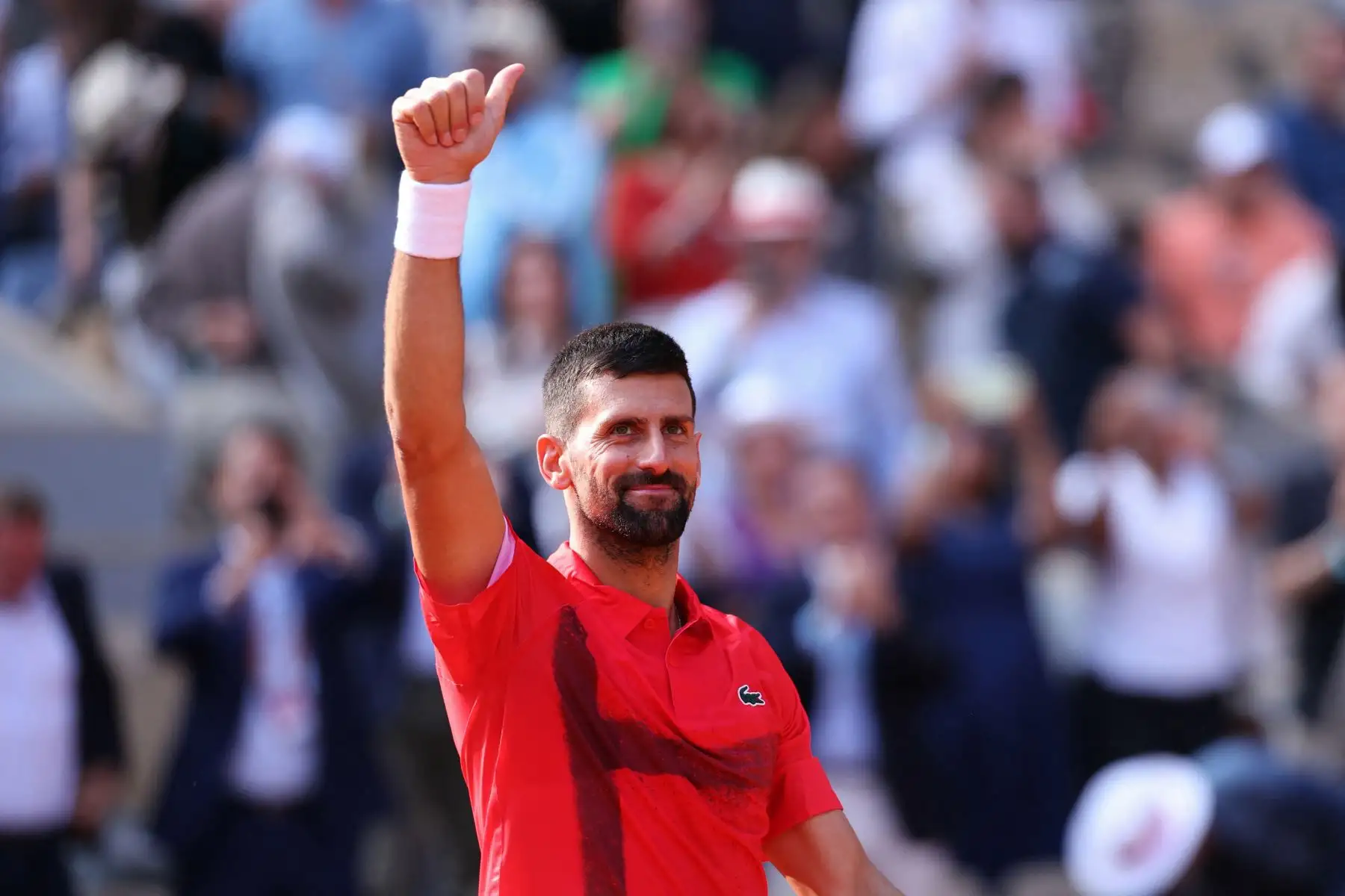 El serbio Novak Djokovic celebra su victoria sobre el británico Cameron Norrie durante su partido individual masculino en la novena jornada del Abierto de Francia, en la cancha Philippe-Chatrier del complejo Roland-Garros de París.
Foto: AFP