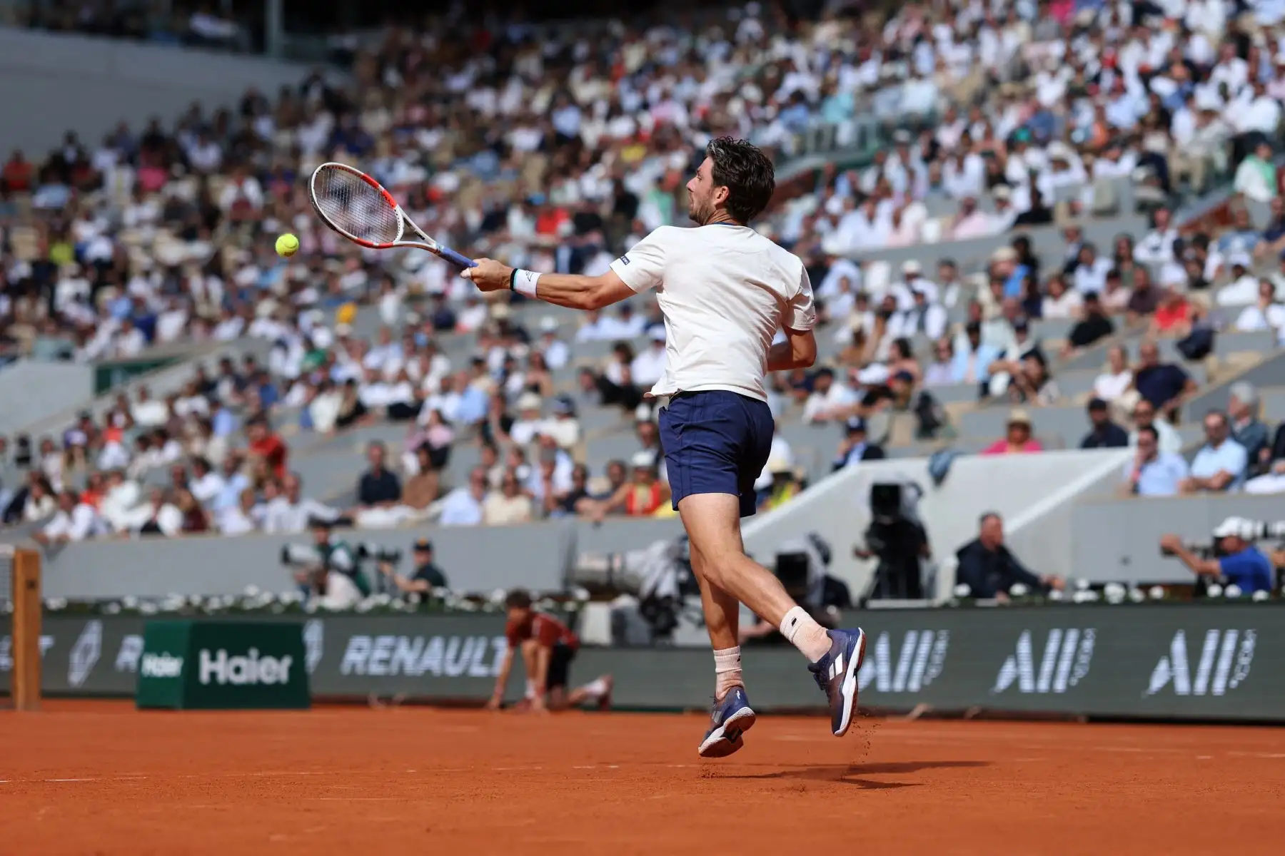 El británico Cameron Norrie devuelve un golpe de derecha al serbio Novak Djokovic durante su partido individual masculino en la novena jornada del Abierto de Francia, en la cancha Philippe-Chatrier del complejo Roland-Garros de París.
Foto: AFP