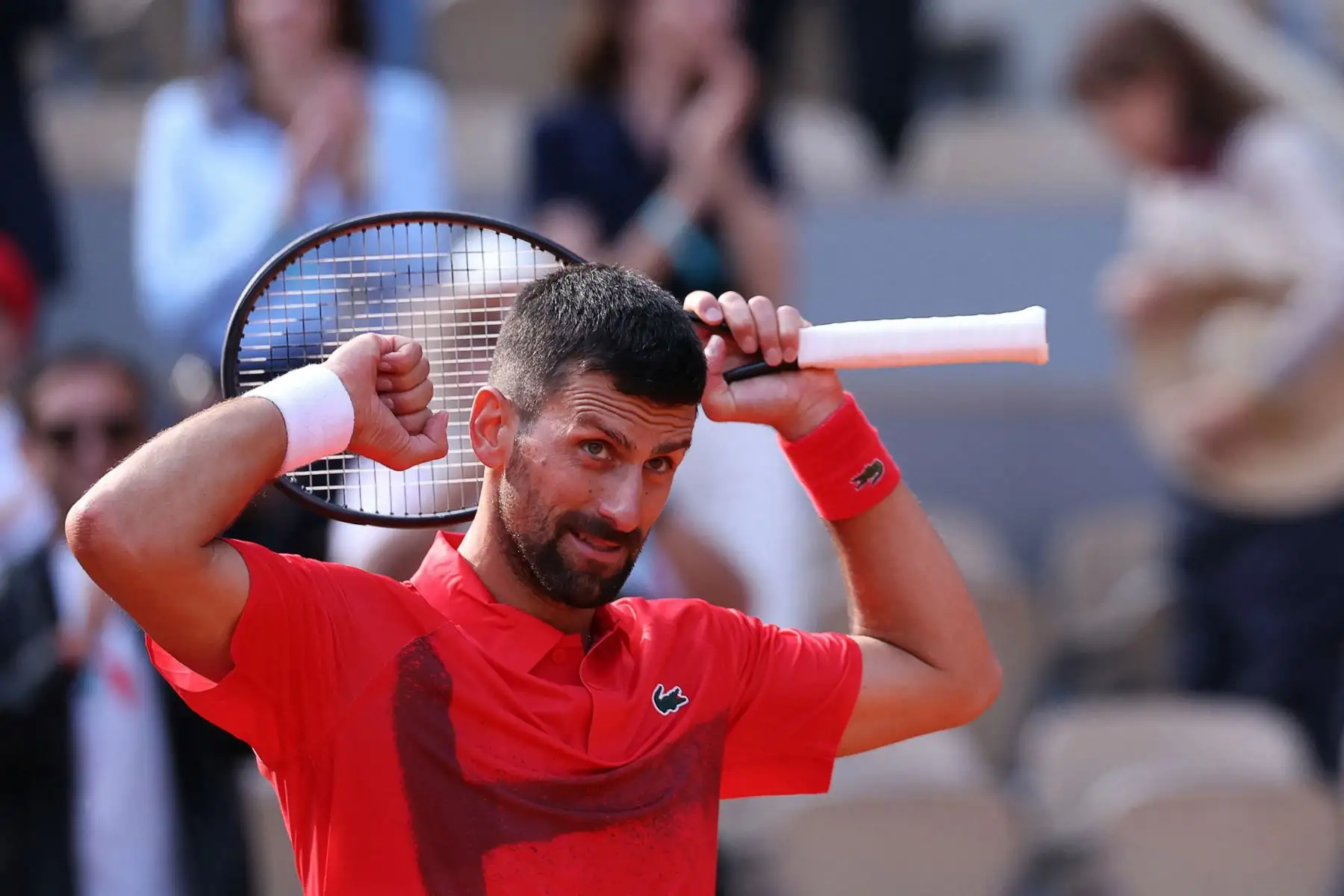 El serbio Novak Djokovic celebra su victoria sobre el británico Cameron Norrie durante su partido individual masculino en el día 9 del torneo de tenis Abierto de Francia en la cancha Philippe-Chatrier en el complejo Roland-Garros en París.
Foto: AFP