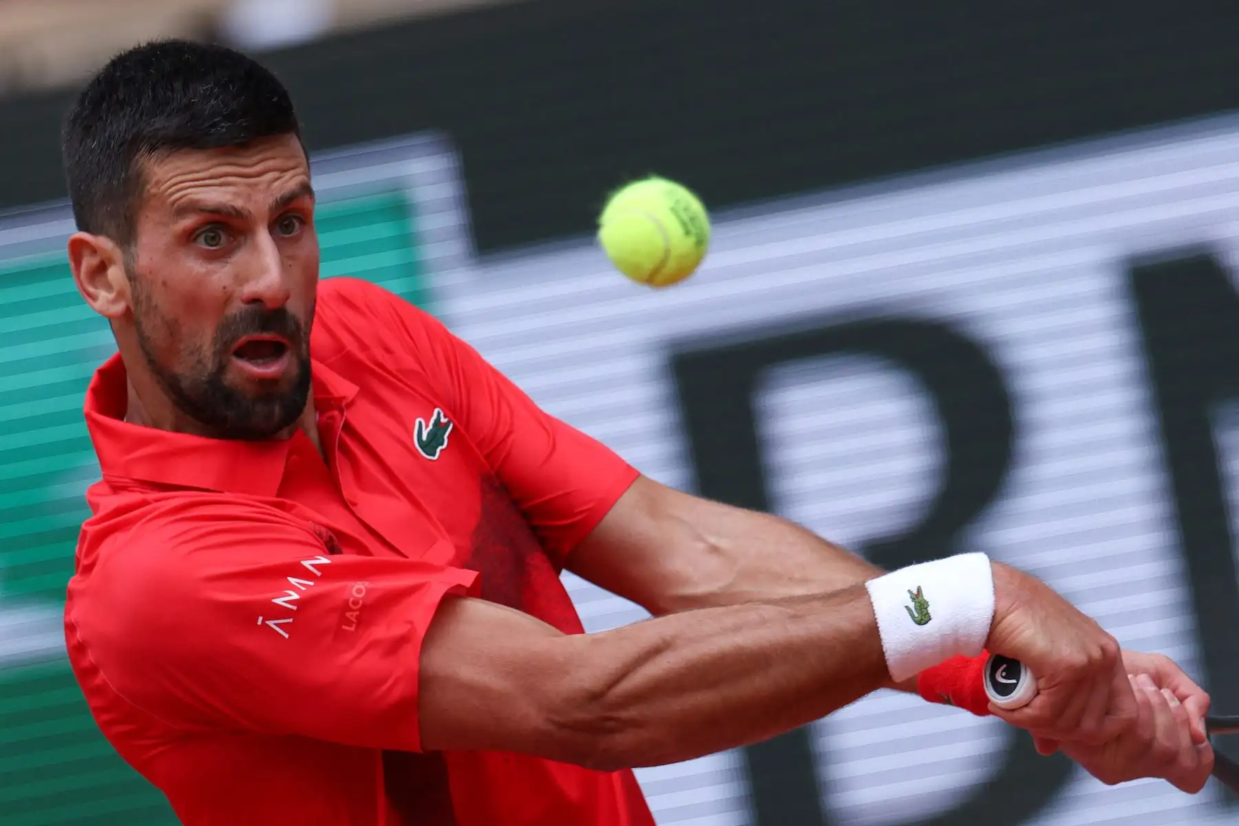 El serbio Novak Djokovic mira la pelota mientras juega contra el británico Cameron Norrie durante su partido individual masculino en el día 9 del torneo de tenis Abierto de Francia en la cancha Philippe-Chatrier en el Complejo Roland-Garros en París.
Foto: AFP