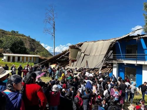 Autoridades investigan las causas del colapso del colegio primario Ricardo Pinillos Martín N° 80160, ubicado en el centro poblado de Succhacentro, distrito de Cochorco, en la provincia liberteña de Sánchez Carrión. ANDINA/Difusión