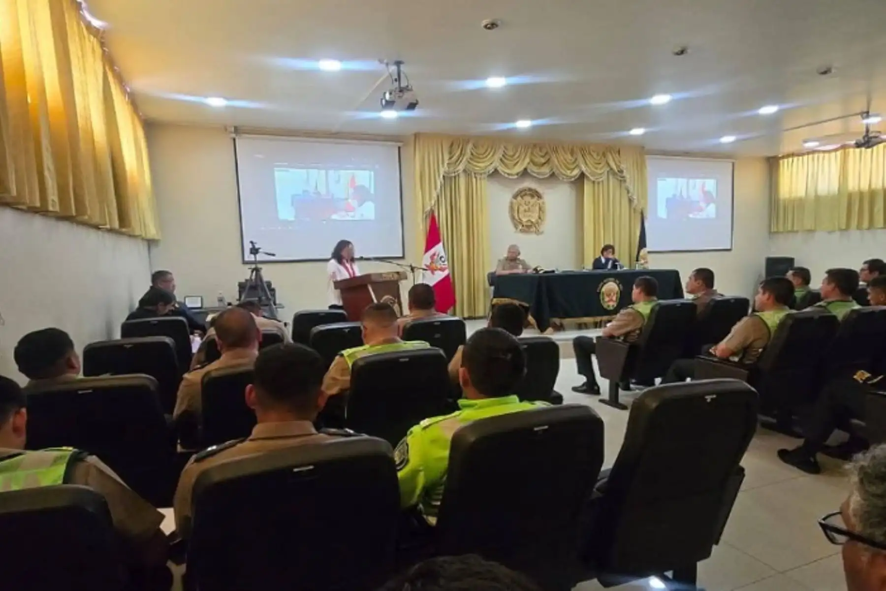 El jefe de la Región Policial de Arequipa, general Olger Benavides Ponce de León, reafirmó su compromiso de trabajar de manera articulada con el Ministerio Público en beneficio de los ciudadanos.