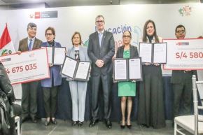 “Este esfuerzo conjunto llegará a docentes que enseñan en zonas de frontera y comunidades nativas ubicadas en el Lote 8 y Lote 92, en el contexto dee la consulta previa”, sostuvo el ministro de Educación.