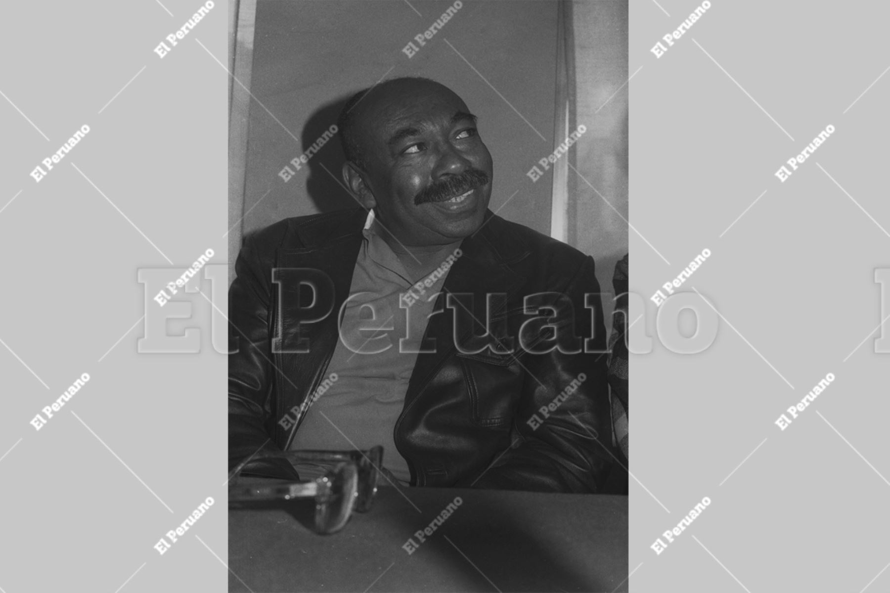 Lima - 28 setiembre 1987 / Nicomedes Santa Cruz en conferencia de prensa anunciando la inauguración del II Encuentro Musical Latinoamericano de Nueva Canción a realizarse en el Estadio Nacional el día 29 del presente mes.  Foto: Archivo Histórico El Peruano