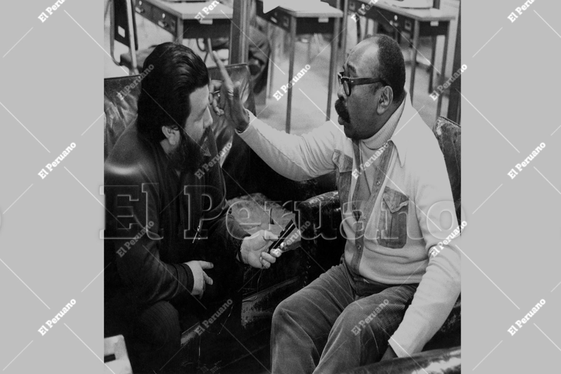 Lima - 31 agosto 1975 / Decimista Nicomedes Santa Cruz entrevistado por el poeta y escritor cusqueño Angel Avendaño en la sala de redacción del diario La Tercera.  Foto: Archivo Histórico El Peruano