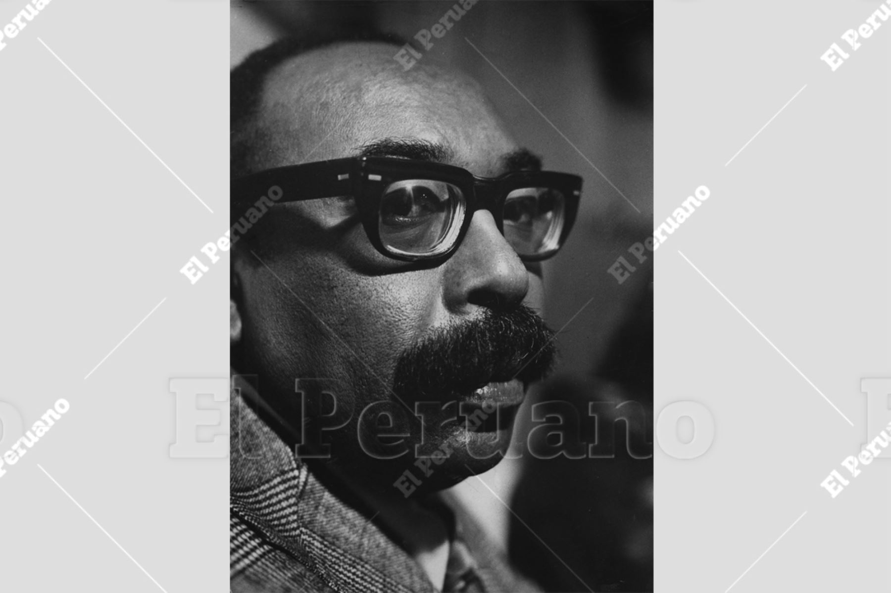 Lima - sin fecha / Nicomedes Santa Cruz, compuso numerosas canciones inspiradoras en la más pura tradición de los pueblos africanos durante toda su vida divulgó la cultura afroperuana.  Foto: Archivo Histórico El Peruano