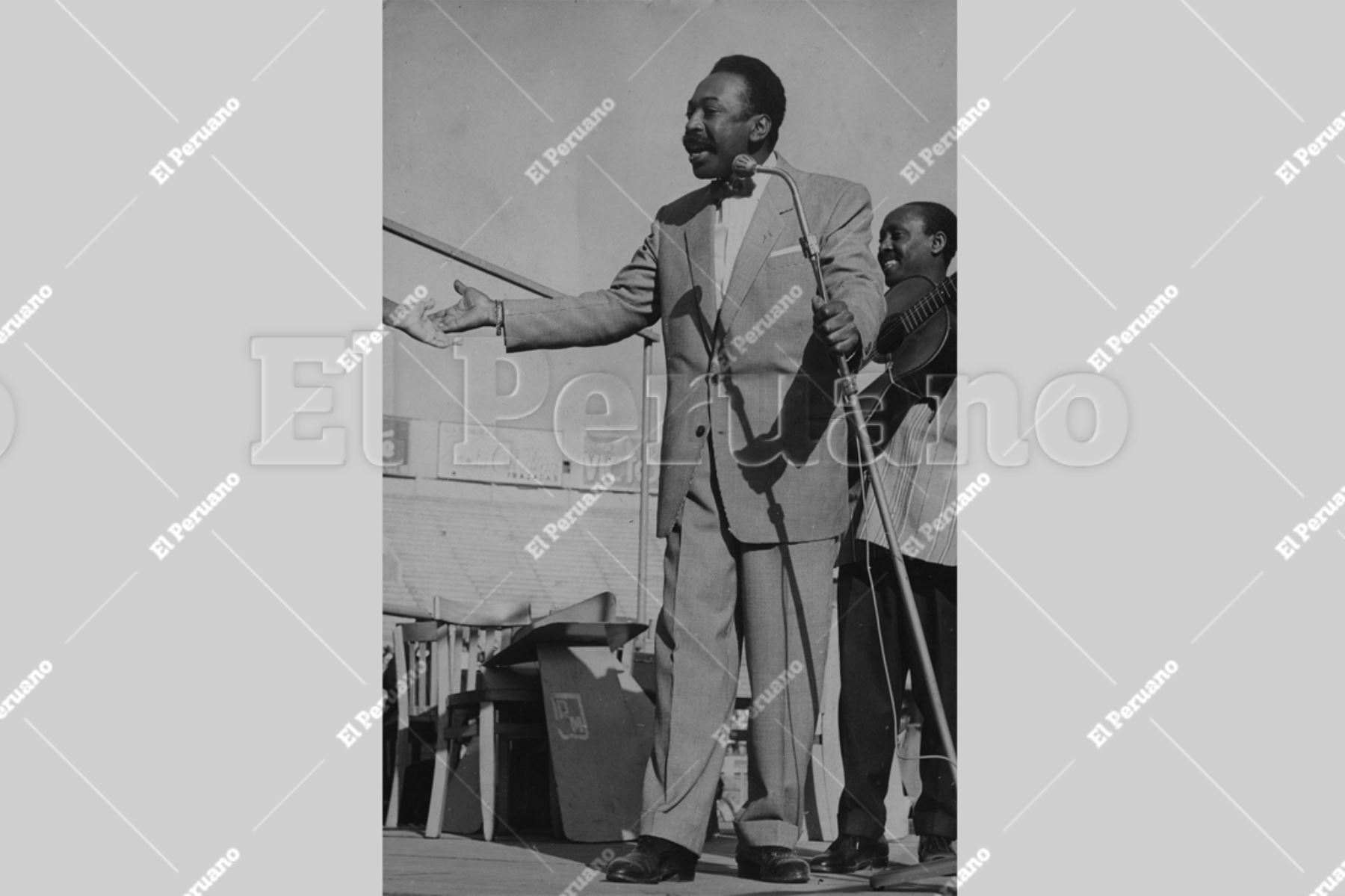Lima - sin fecha / Nicomedes Santa Cruz nació en Lima en 1925 y trabajó como herrero hasta que conoció al decimista Porfirio Vasquez, en 1956. Desde ese momento, con 31 años inició su carrera en la décima.  Foto: Archivo Histórico El Peruano