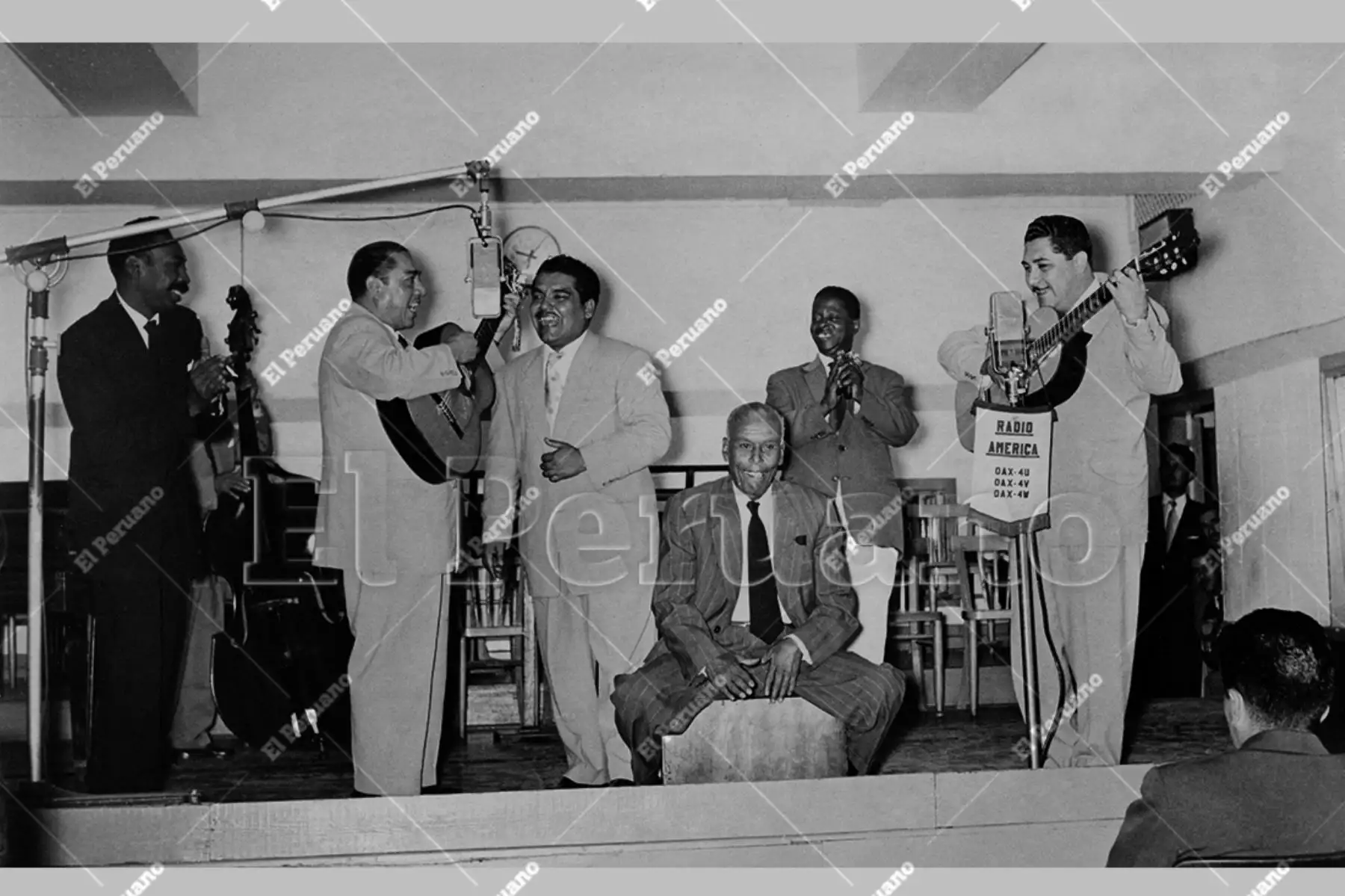 Lima - década 1960 aprox. / Nicomedes Santa Cruz y Oscar Avilés durante la presentación de un conjunto criollo en Radio América.  Foto: Archivo Histórico El Peruano