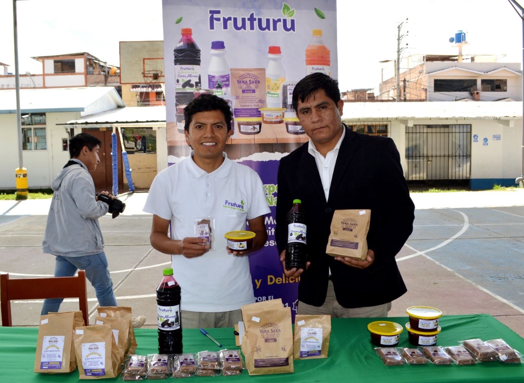 Juber Tacilla es un emprendedor cajamarquino que inició su negocio con concentrado de chicha morada y ahora elabora nuevos productos saludables a base de maíz morado. ANDINA/Difusión