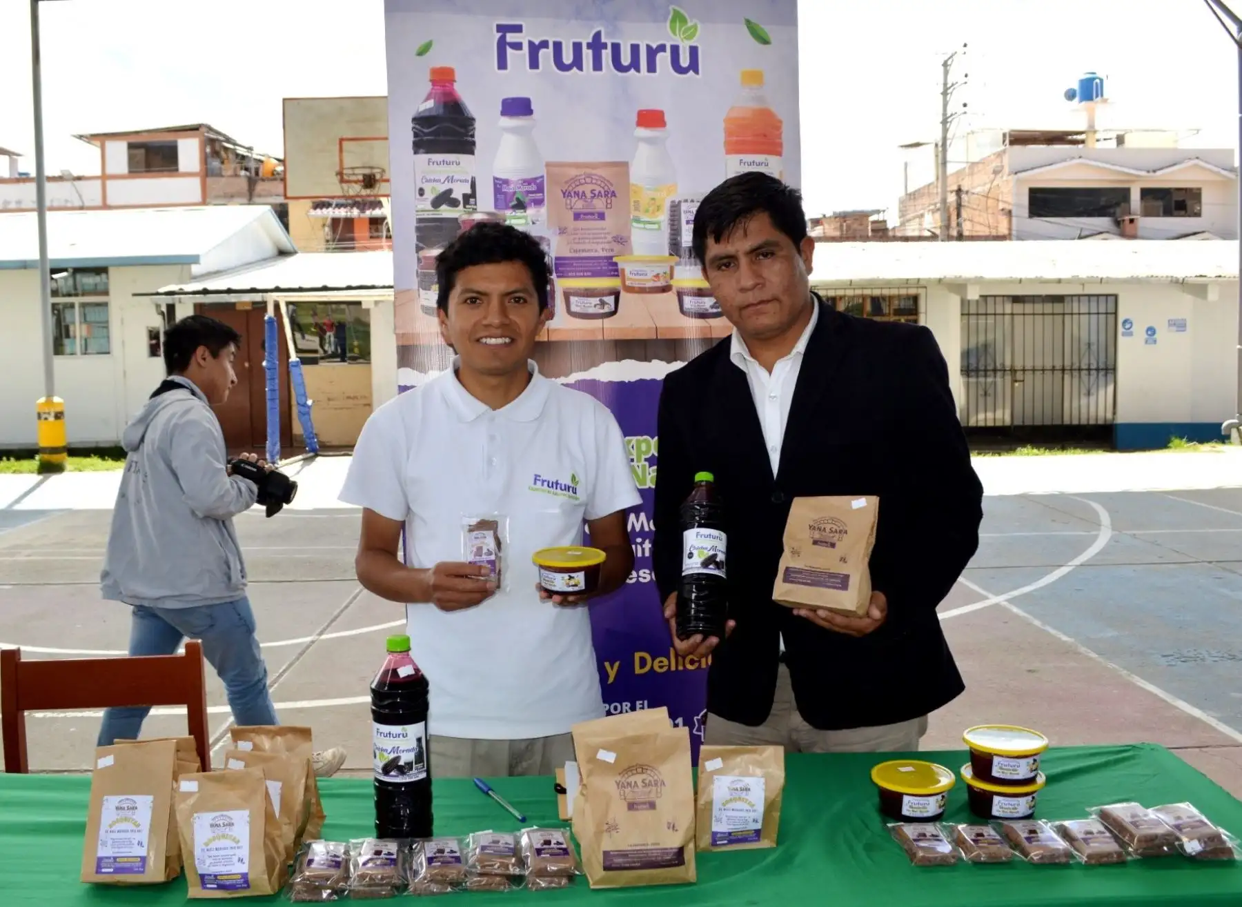 Juber Tacilla es un emprendedor cajamarquino que inició su negocio con concentrado de chicha morada y ahora elabora nuevos productos saludables a base de maíz morado. ANDINA/Difusión