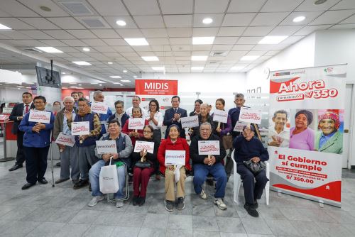 El presidente del Consejo de Ministros, Eduardo Arana, supervisa junto a ministra Leslie Urteaga el pago de Pensión 65