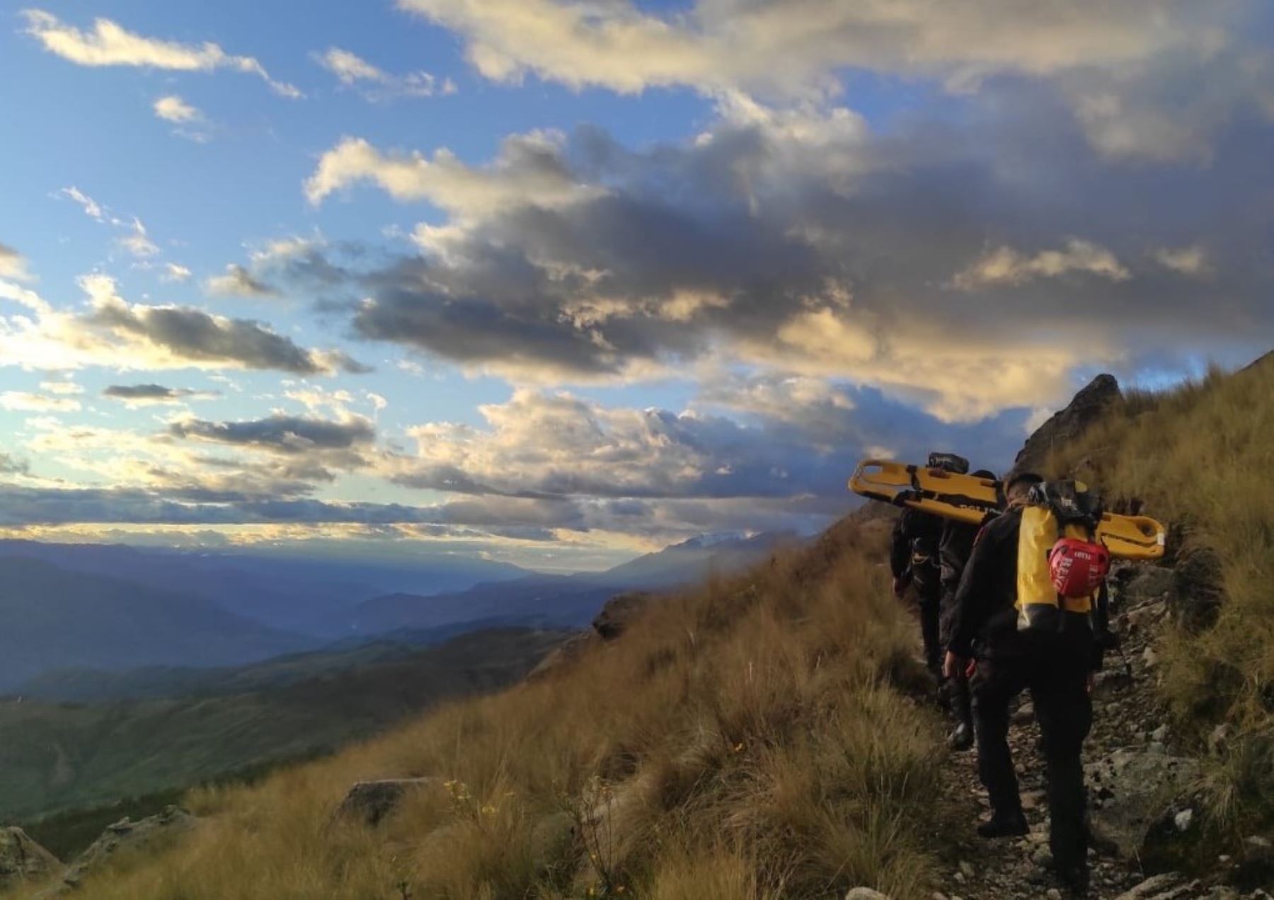 Brigadistas de la Asociación de Guías de Montaña del Perú y de la Unidad de Salvamento de Alta Montaña de la Policía Nacional iniciaron la búsqueda de los tres estudiantes desaparecidos que realizaban una expedición en el nevado Artesonraju.  ANDINA/Difusión