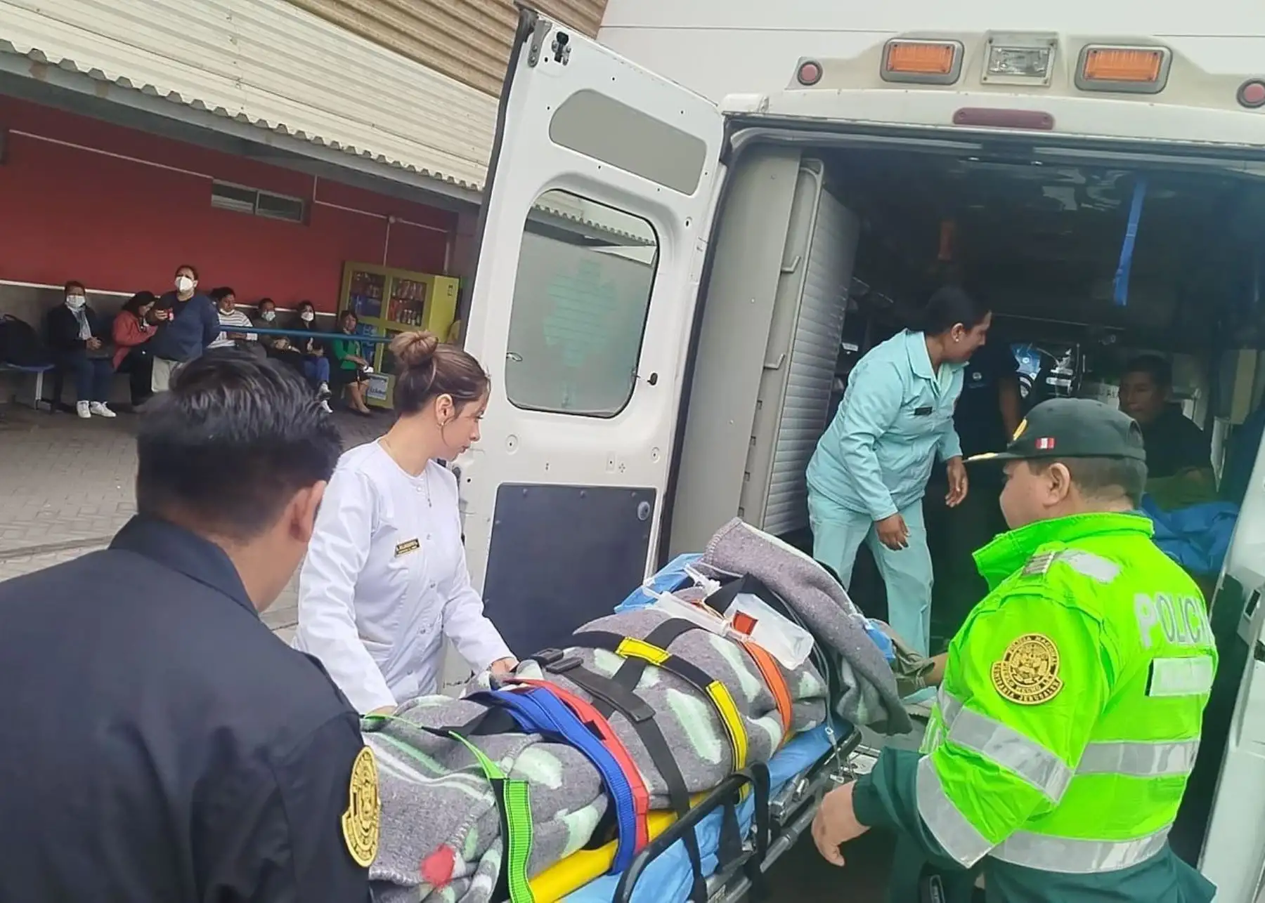El policía herido en el enfrentamiento de las fuerzas del orden con mineros ilegales en Pataz fue trasladado en helicóptero a Trujillo donde recibe atención médica especializada. ANDINA/Difusión