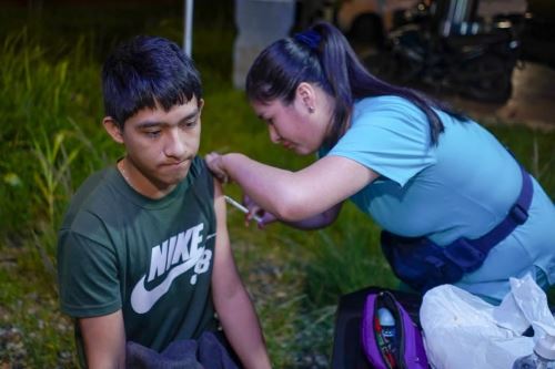No pueden colocarse la vacuna contra la fiebre amarilla los menores de 15 meses, las personas mayores de 60 años, las personas con antecedentes de alergia al huevo, proteínas de pollo o cualquier componente de la vacuna. Foto: Minsa