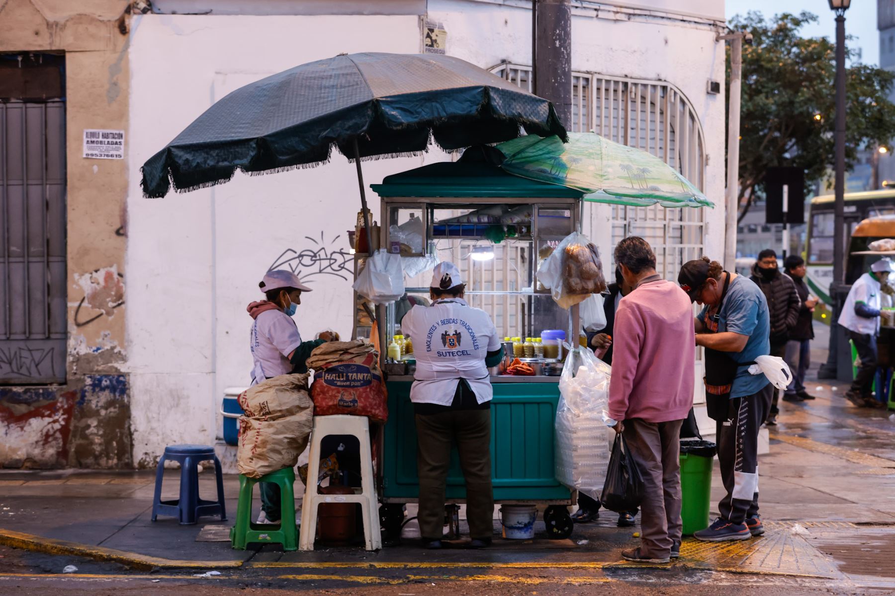 Aunque se puede consumir caliente o fría, el emoliente caliente es un aliado para combatir el frío limeño durante estos días de otoño y en invierno. Foto: ANDINA