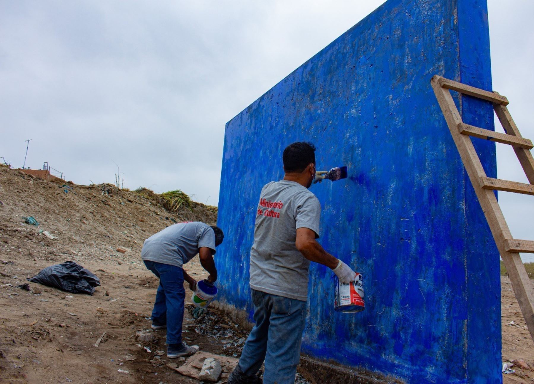 Diversas entidades públicas y vecinos de la zona participaron de la jornada de limpieza que se realizó en el sitio arqueológico Santa Rosa III, conocido como la huaca Los Chinos, región Lambayeque. Foto: ANDINA/difusión.