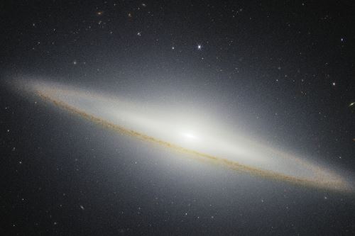 La nueva imagen de la famosa galaxia del Sombrero en longitudes de onda del infrarrojo cercano obtenida por el telescopio espacial James Webb de la NASA muestra polvo del anillo exterior que bloquea la luz estelar de las partes internas de la galaxia. Foto: NASA, ESA, CSA, STScI
