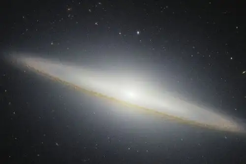 La nueva imagen de la famosa galaxia del Sombrero en longitudes de onda del infrarrojo cercano obtenida por el telescopio espacial James Webb de la NASA muestra polvo del anillo exterior que bloquea la luz estelar de las partes internas de la galaxia. Foto: NASA, ESA, CSA, STScI